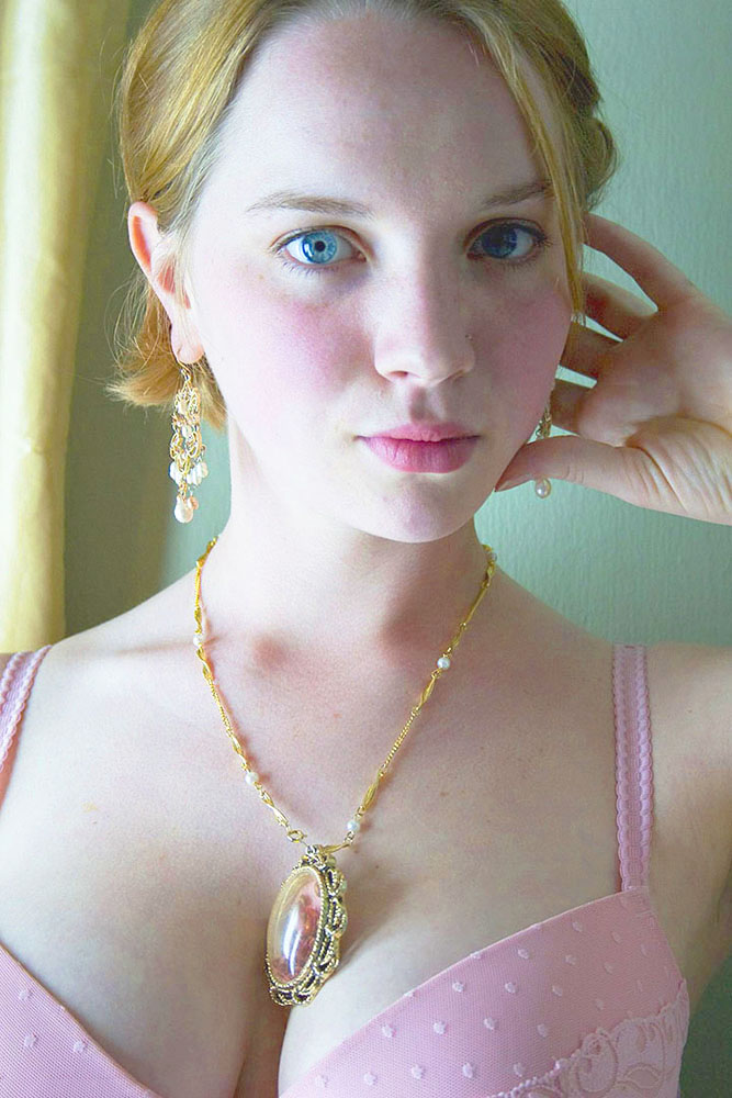 Проститутка Валя 23 года, у метро Новочеркасская  +7(981)126-12-57